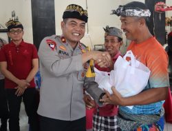 Wakapolres Karangasem Serahkan Sembako Untuk Warga Dalam Jumat Berkah