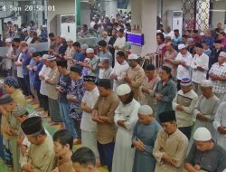 Puasa Ramadhan Masjid Al Jihad Dipenuhi Ribuam Warga Shalat Tarawih