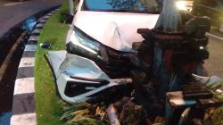 Sopir Diduga Mengantuk, Mobil Rush Mengalami Laka Lantas Tunggal di Jalan Bandara Ngurah Rai