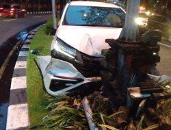 Sopir Diduga Mengantuk, Mobil Rush Mengalami Laka Lantas Tunggal di Jalan Bandara Ngurah Rai
