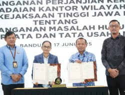Kabar Indonesia emas, Selasa,17 Juni 2025 Bandung, Kepala Kejaksaan Tinggi Jawa Barat Katarina Endang Sarwestri, S.H., M.H, didampingi Asisten Perdata dan Tata Usaha Negara Kejaksaan Tinggi Jawa Barat, Jasri Umar beserta jajaran tanda - tangani kerjasama dengan PT Pegadaian Kantor Wilayah X Bandung tentang Penanganan kasus Perdatun, bertempat di Ruangan R.Soeprapto Lt.8 Kejati Jabar (17/06/25). Pada kesempatan itu Kejati Jabar ucapkan terima kasih, apresiasi positif atas kepercayaan yang diamanatkan dari PT Pegadaian Kantor Wilayah X Bandung dalam hal kasus Perdatun. "Dengan kerjasama ini diharapkan mampu menciptakan sinergi positif bagi PT Pegadaian dalam mengemban amanat sebagai perseroan terbatas*, katanya Lebih lanjut ia menjelaskan usaha pegadaian secara konvensional, dengan prinsip syariah yaitu ,"berbasis teknologi informasi platfom digital dan berbasis konvensional , optimalisasi pemanfaatan sumber daya akan meningkatkan daya saing kuat dan melahirkan jasa bermutu tinggi, jelasnya Terakhir, dengan perjanjian kerja sama ini diharapkan agar pihak PT Pegadaian dapat lebih memanfaatkan eksistensi peran dan fungsi serta kewenangan Jaksa Pengacara Negara Bidang Perdata dan Tata Usaha Negara agar setiap kegiatannya dapat terlaksana sesuai koridor hukum yang berlaku guna mewujudkan penegakan hukum yang ekonomis, efektif dan efesien.tutup Katarina Endang Sarwestri, S.H., M.H Dalam kesempatan tersebut hadir Pemimpin Wilayah PT. Pegadaian Kantor Wilayah X Bandung Dede Kurniawan, Deputy Bisnis Area Bandung 2 Bapak Leonard, Deputy Bisnis Area Bandung 1 Bapak Suhadi dan Legal Officer Bapak Angger Prasetyo beserta jajaran. Sumber : Penkum Kajati
