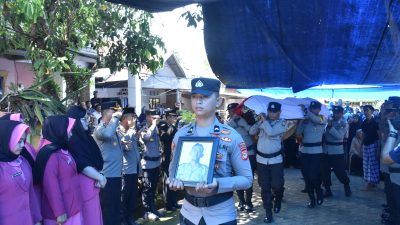 Penghormatan Terakhir, Kapolres Bulukumba Hadiri Pemakaman Dinas Aiptu Darsimin