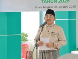 Bupati dan Ketua TP-PKK Tanjab Barat Iringi Anak Sunatan Massal Naik Becak