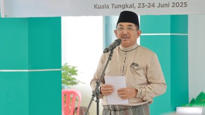Bupati dan Ketua TP-PKK Tanjab Barat Iringi Anak Sunatan Massal Naik Becak