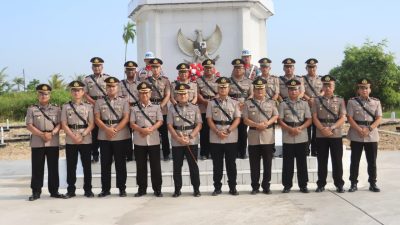 Kapolres Tanjab Barat pimpin ziarah dan tabur bunga di TMP Satria Pengabuan