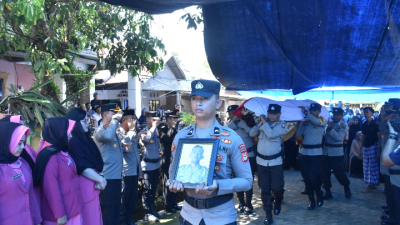 Penghormatan Terakhir, Kapolres Bulukumba Hadiri Pemakaman Dinas Aiptu Darsimin