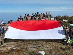 Tandai Hari Bhayangkara ke-79 Polda Aceh Bentangkan Merah Putih di Gunung Leuser