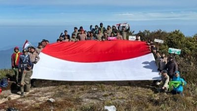 Tandai Hari Bhayangkara ke-79 Polda Aceh Bentangkan Merah Putih di Gunung Leuser