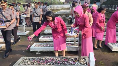 Polresta Magelang Laksanakan Ziarah Hari Bhayangkara ke-79 di TMP Giri Dharmoloyo