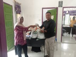 PEMBAGIAN BANTUAN BERAS BULOG 10 KG DI DESA UJUNG FATIHAH KECAMATAN KUALA UNTUK BULAN JULI DAN JULI 