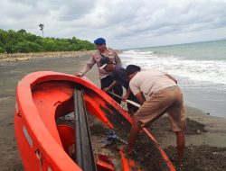 Sekoci KMP Tunu Pratama Jaya Diamankan Sat Polairud Polres Jembrana di Pantai Cekik