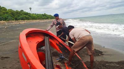 Sekoci KMP Tunu Pratama Jaya Diamankan Sat Polairud Polres Jembrana di Pantai Cekik