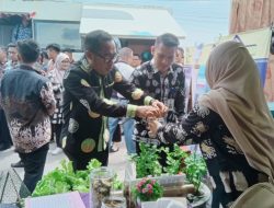 Kunjungan Bupati Tanjab barat ke Stand Dinas Perakim dalam Pameran HUT RI Ke-80