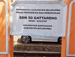 Aktivitas Belajar di Pindahkan Karena Plafon Ruang Kelas SDN 30 Gattareng Ambruk