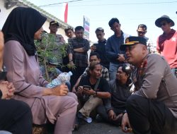 Tenangkan Massa Aksi di Kantor Kejaksaan, Kapolres Bulukumba Terjun langsung Ke Lapangan 