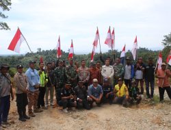 KIBAR KAN BENDERA MERAH PUTIH DI PUNCAK GUNUNG KILA .FORKOPIMCAM SEUNAGAN TIMUR SANGAT KOMPAK 