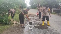 Polsek Woyla Bersama Warga Gelar Kegiatan Gotong Royong Perbaikan Jalan Yang Berlubang