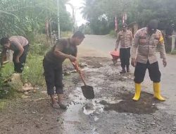 Polsek Woyla Bersama Warga Gelar Kegiatan Gotong Royong Perbaikan Jalan Yang Berlubang