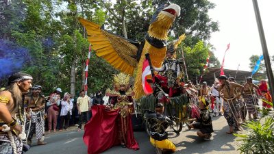 12 Kontingen Meriahkan Karnaval Seni dan Budaya Desa Sidoagung Tempuran