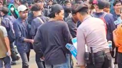Polisi Bagikan Air Mineral Kepada Demostran di Senayan