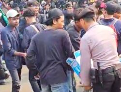 Polisi Bagikan Air Mineral Kepada Demostran di Senayan