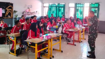 Yonarmed 1 Kostrad Beri Materi Wasbang Kepada Pelajar SMPN 1 Singosari