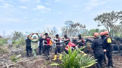 Sinergitas TNI-Polri Bersama BPBD dan Masyarakat Berjuang Padamkan Karhutla di Nagan Raya