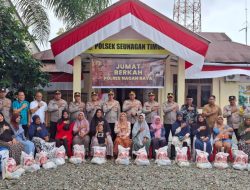 BAGIKAN SEMBAKO UNTUK WARGA,POLRES NAGAN RAYA GELAR JUM’AT PENUH BERKAH