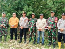 Puluhan Personil Batalyon TP 856 / Satria Bumi Sakti Laksanakan Gotong Royong Di Lung Tiga Cot Gud, Muspika Turut Hadir 