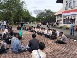 Mahasiswa HMI ,Gelar Demo Di DPRK Nagan Raya ” Ketua DPRK Nagan Raya Teken 4 Tuntutan Para Mahasiswa