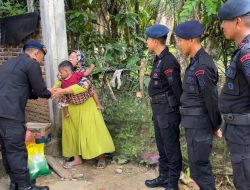 Brimob Aceh Batalyon C Pelopor Berbagi ke Warga Kurang Mampu