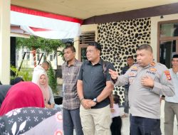Warga Datangi Mapolsek Kuala, Sigap Kasat Reskrim Nagan Raya dan Kapolsek Kuala Mediasi Massa Aksi