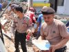 Personel Polsek Magelang Tengah dan BPBD Kerja Bakti Bersihkan Material Tembok Roboh