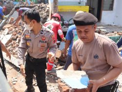 Personel Polsek Magelang Tengah dan BPBD Kerja Bakti Bersihkan Material Tembok Roboh