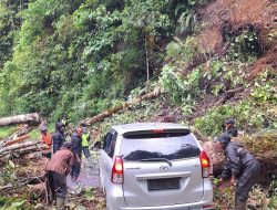 Aksi Cepat Polsek Beutong dan Tim Gabungan Buka Akses Jalan Akibat Longsor
