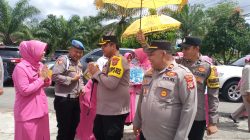 Guna Tingkat kan Pelayanan, Kapolres Nagan Raya Kunjungi Mapolsek Kuala, Serta Memberikan Bantuan Kepada Warga