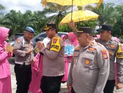Guna Tingkat kan Pelayanan, Kapolres Nagan Raya Kunjungi Mapolsek Kuala, Serta Memberikan Bantuan Kepada Warga