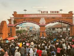 Tradisi Tahunan Trusmi Kembali Memukau, Ratusan Peserta Penuhi Jalanan Cirebon