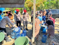 Polres Nagan Raya Salurkan 8.000 Liter Air Bersih untuk Warga Terdampak Banjir di Kecamatan Tripa Makmur