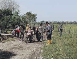 Warga Kesulitan Angkut Hasil Pertanian, Tanpa Dikomando Personel Satgas TMMD Kodim 0105/Abar Letakkan Alat Kerja Bergegas Berikan Uluran Tangan
