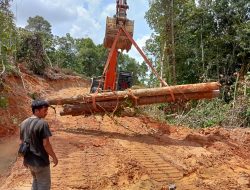 Operator Alat berat Bersama Satgas Terus Percepat Pembangunan Jalan TMMD Kodim Nagan Raya ke 127