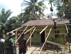 Tak Kenal Lelah Satgas TMMD ke 127 Kodim 0116 Nagan Raya Terus Kebut Pemasangan Atap RTLH