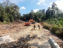 Tim Satgas TMMD Kodim 0116 Nagan Raya dan Mesin Baja Bersinergi Bangun Jalan Desa