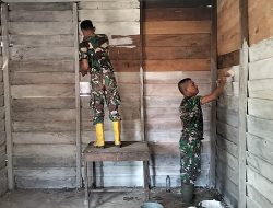 Sentuhan Akhir Rehab RTLH, Personel Satgas TMMD Reguler ke-127 Kodim 0105/Abar Bersama Masyarakat Percantik Dinding Dengan Cat Baru