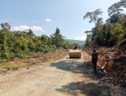 Dansatgas TMMD ke 127 Kodim 0116 Nagan Raya Datangkan Compactor untuk padatkan Pasir Timbunan Jalan