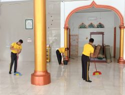 Brimob Hadir untuk Negeri, Personel Batalyon C Pelopor Gelar Aksi ASRI di Masjid Jami’ Hijriah