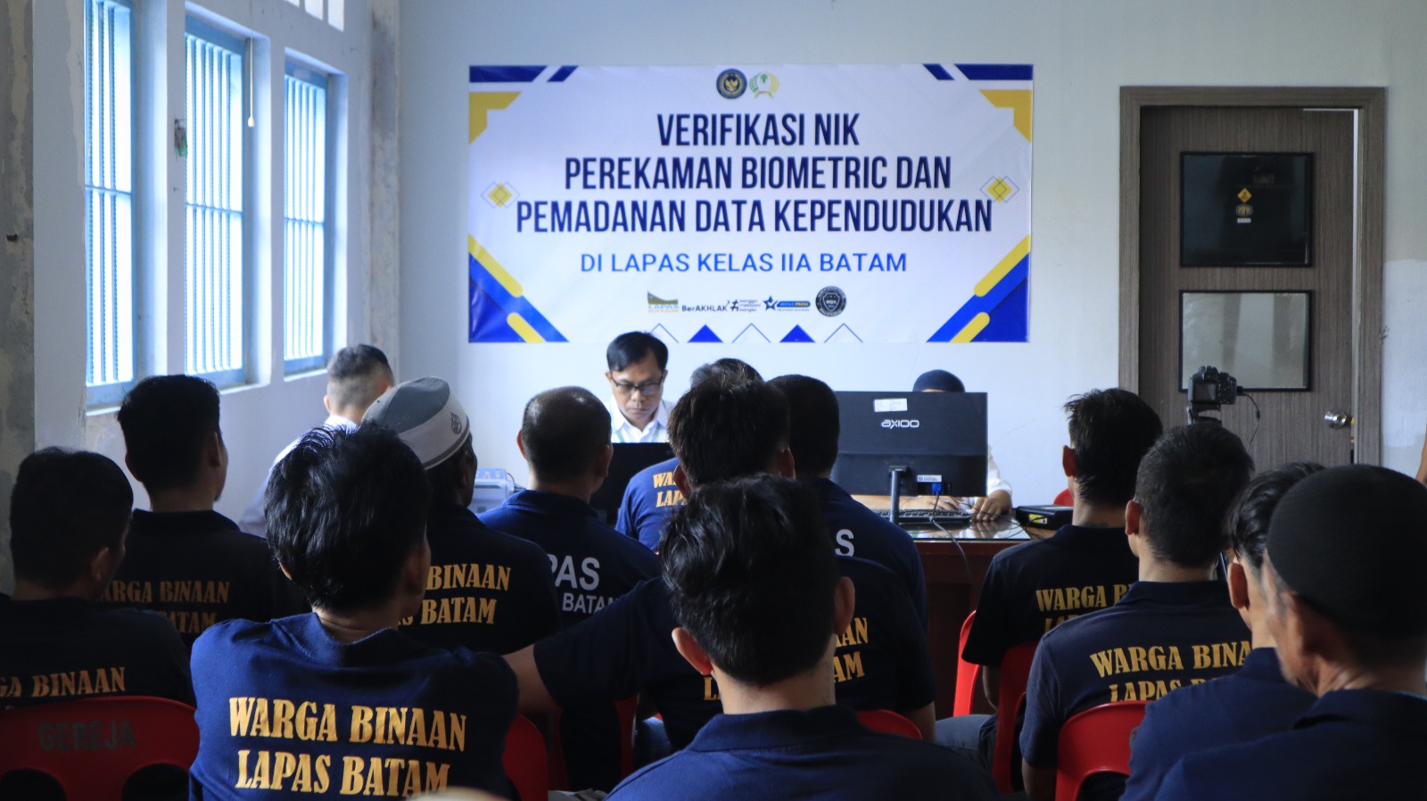 Dinas kependudukan dan catatan sipil kota batam menggelar layanan verifikasi NIK perekaman biometrik dan pemadanan di Lapas Kelas IIA Batam.