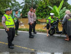 Polres Nagan Raya Lakukan Pengamanan dan Pengaturan Arus Lalu Lintas Akibat Luapan Sungai Krueng Tadu