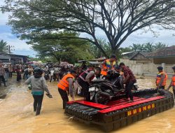Brimob Batalyon C Pelopor Sigap Tangani Banjir di Tadu Raya, Bantu Evakuasi dan Atur Lalu Lintas
