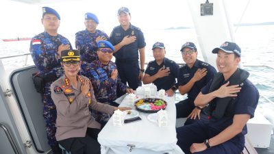 Patroli Perairan Dan Rendezvouz,Ditpolairud Polda Kepri Bangun Sinergi Dengan Polisi Singapura